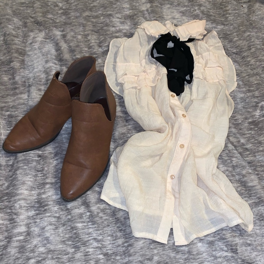 Sleeveless top with necktie